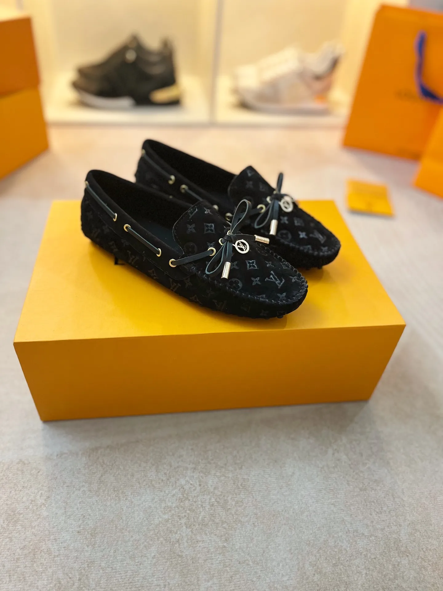 p460💰Couple model❤️🇫🇷 𝙇𝙤𝙪𝙞𝙨 𝙑𝙪𝙞𝙩𝙩𝙤𝙣 🇫🇷Louis Vuitton 2023 Classic𝓛𝓿 𝓣𝓻𝓪𝓲𝓷𝓮𝓻 Sports Series ➪➪➪¯ [Arizona Doudou Shoes Series] ▪️▪️▪️Arizona slip-on shoes are made of Monogram Eclipse canvas. Its hand-painted and dyed edges and hand-sewn uppers fully demonstrate Louis Vuitton's traditional shoemaking craftsmanship. This slip-on shoe is very lightweight. The integrated tongue and upper make it particularly comfortable and flexible. The soft outsole is equipped with rubber padding. Decorated with matching sash. Detailed features: ☑️Monogram Eclipse canvas ☑️Black Eclipse pattern ☑️Hand-painted shoe edges ☑️Hand-sewn uppers (each pair takes time to process) ☑️Integrated tongue and upper construction ☑️Outsole equipped with rubber lining ☑️size: 35_46